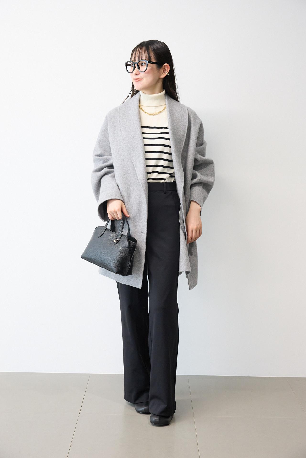 画像: ハイテンションストレートパンツ ¥16,500・ウールリバーショールカラーコート ¥46,200・タートルスリットニット¥9,350・Beau're別注レザーボストン¥18,700・撥水オブリークブーツ ¥19,800・ツイストマンテルチェーンネックレス¥9,900 （バンヤードストーム） www.dot-st.com