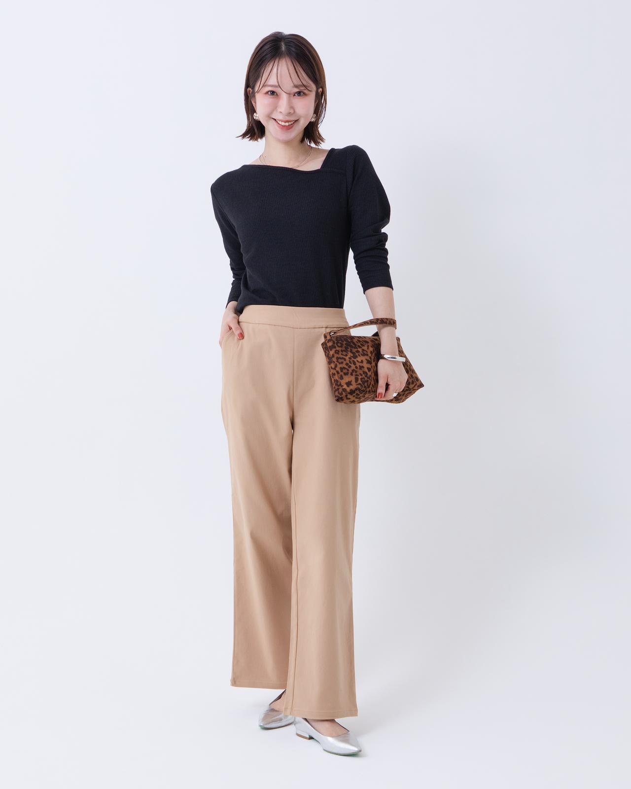 画像: 前後2WAYネックデザインカットソー　¥1,990／マジックベルトストレッチパンツST（レギュラー丈）　¥2,990／シンプルモチーフワイヤーネックレス　¥1,290／コンビメッキバングル　¥1,990