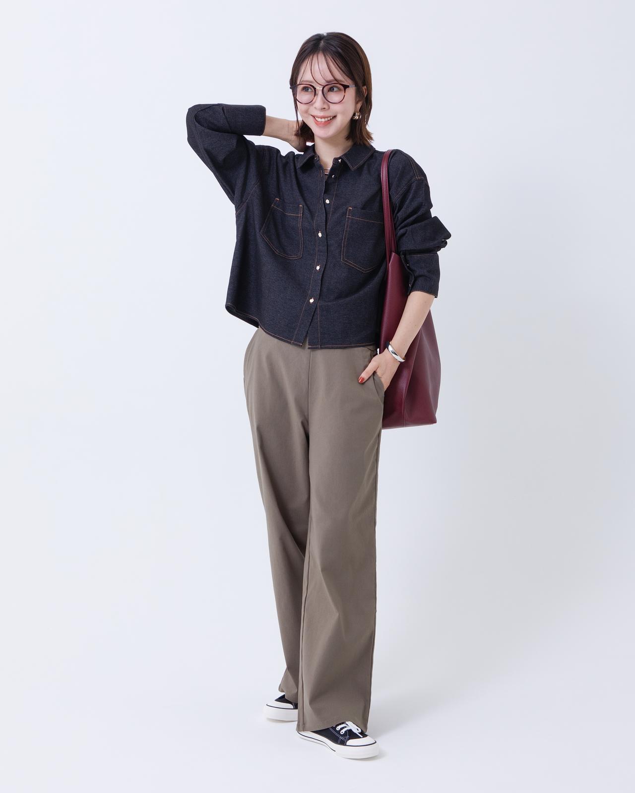 画像: ストレッチデニムライクブルゾン　¥4,990／マジックベルトストレッチパンツST（レギュラー丈）　¥2,990／コンビメッキバングル　¥1,990
