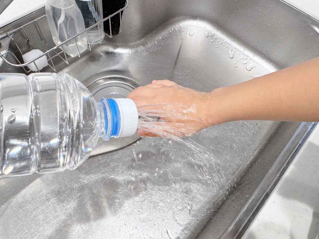画像4: ペットボトルで簡易水栓を作る方法②
