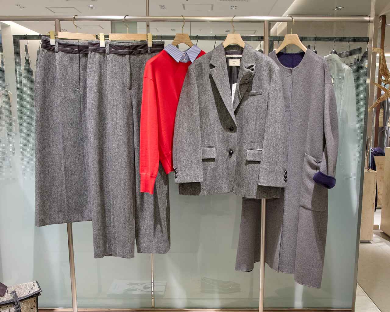 画像: カシミアリバー ノーカラー ロングコート¥396,000・ホームスパン オーバーサイズ ジャケット¥89,100・シャツファブリック コンビ クルーネック ニット プルオーバー(レッド)¥42,900・ホームスパンワイドパンツ¥61,600・ ホームスパンタイトスカート¥58,300 www.ebure.jp