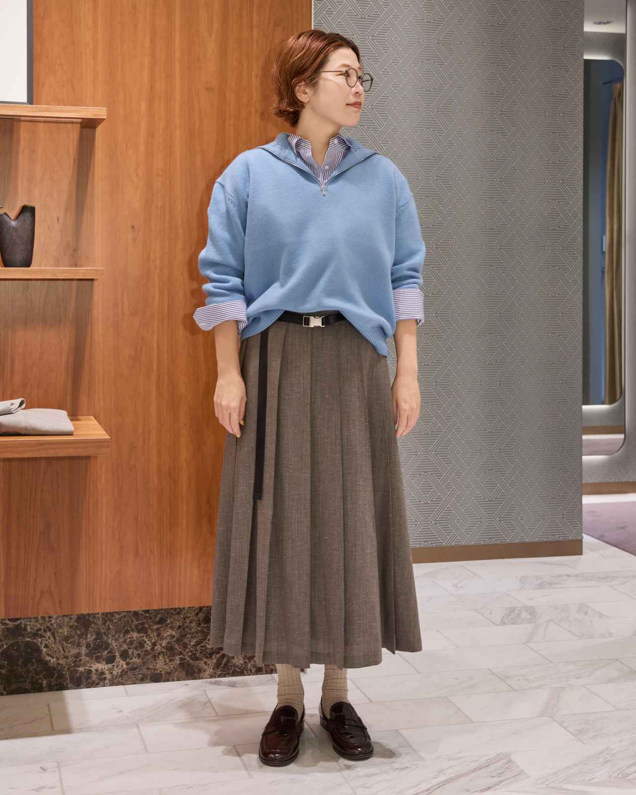 画像: ローゲージカシミア ハーフジップニットプルオーバー¥108,900・フレックシャンブレースカート¥75,900・エッセンシャルコットンクロップドシャツ¥50,600 www.ebure.jp