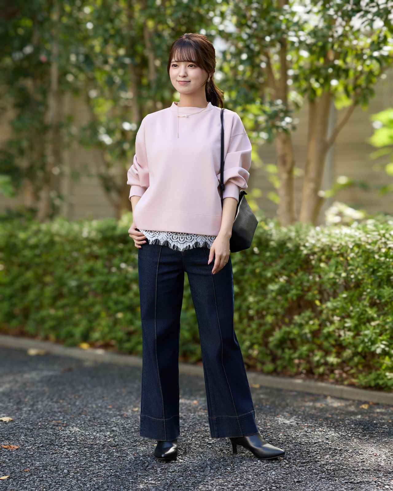 画像: ダンボールプチハイネックプルオーバー(ライトローズ)¥2,990・裾レースタンクブラウス¥3,490・ストレッチデニムワイドパンツ¥3,990・レザー調ミニショルダーバッグ¥3,490・アシンメトリーニュアンスラインネックレス¥1,490 www.nitori-net.jp