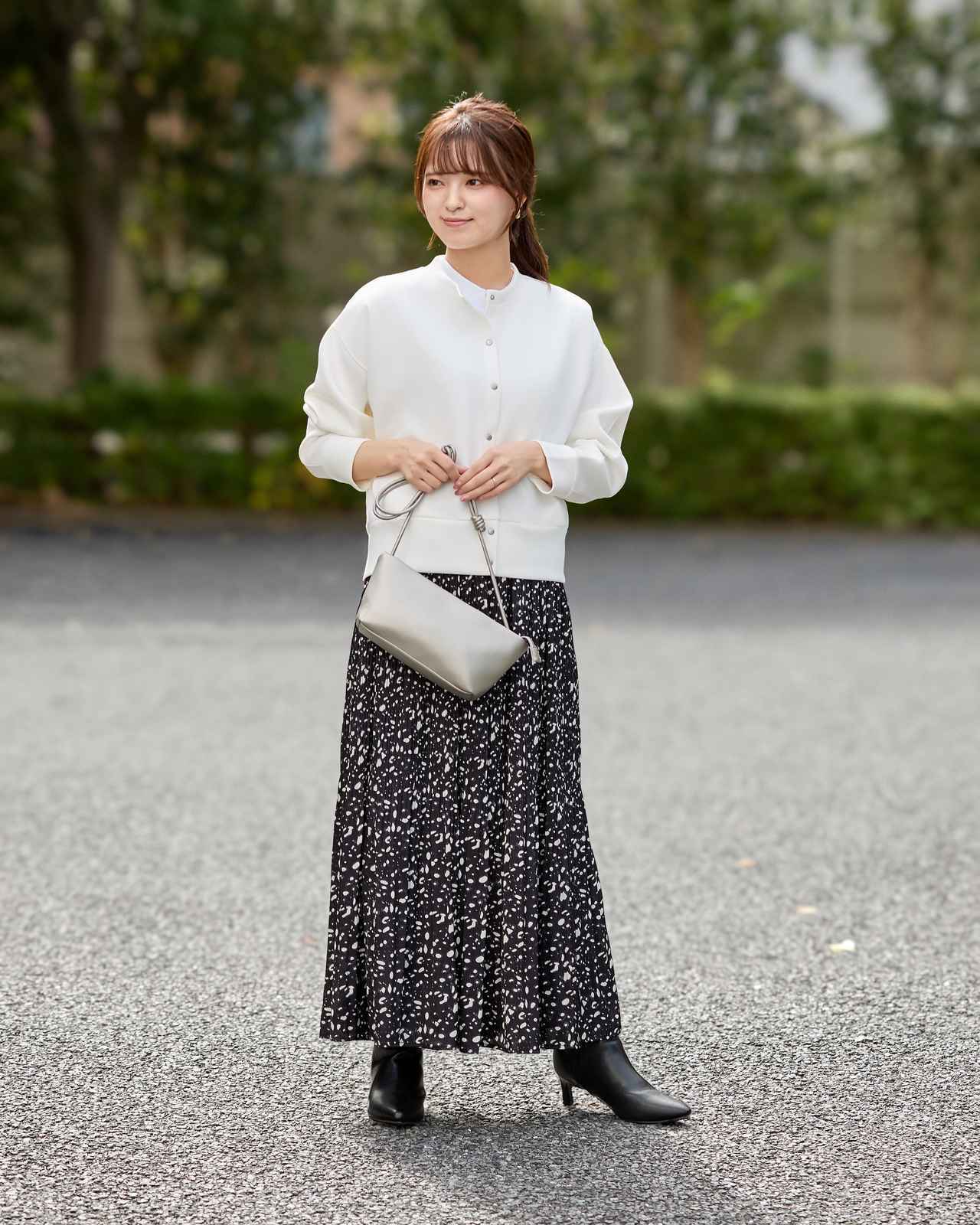 画像: ダンボールスナップカーディガン¥3,990・ベーシックモックネック半袖Tシャツ¥999・レオパード柄マジョリカプリーツスカート¥4,990・レザー調ミニショルダーバッグ¥3,490 www.nitori-net.jp