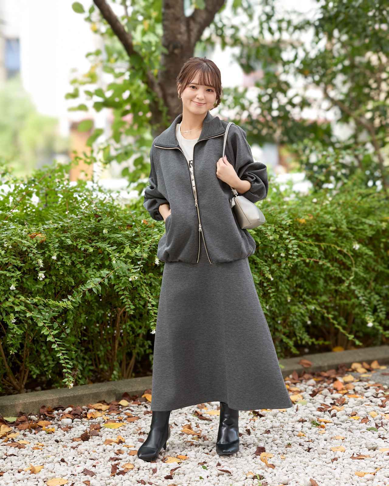 画像: ダンボールタックフォルムブルゾン（ホワイト、チャコールグレー、ネイビーの3色展開）¥3,990・ダンボールフレアスカート¥3,990（チャコールグレー、ネイビーの2色展開）・フロッキーロゴプリント半袖Tシャツ￥2,490・レザー調ミニショルダーバッグ¥3,490・アシンメトリーニュアンスラインネックレス¥1,490 www.nitori-net.jp