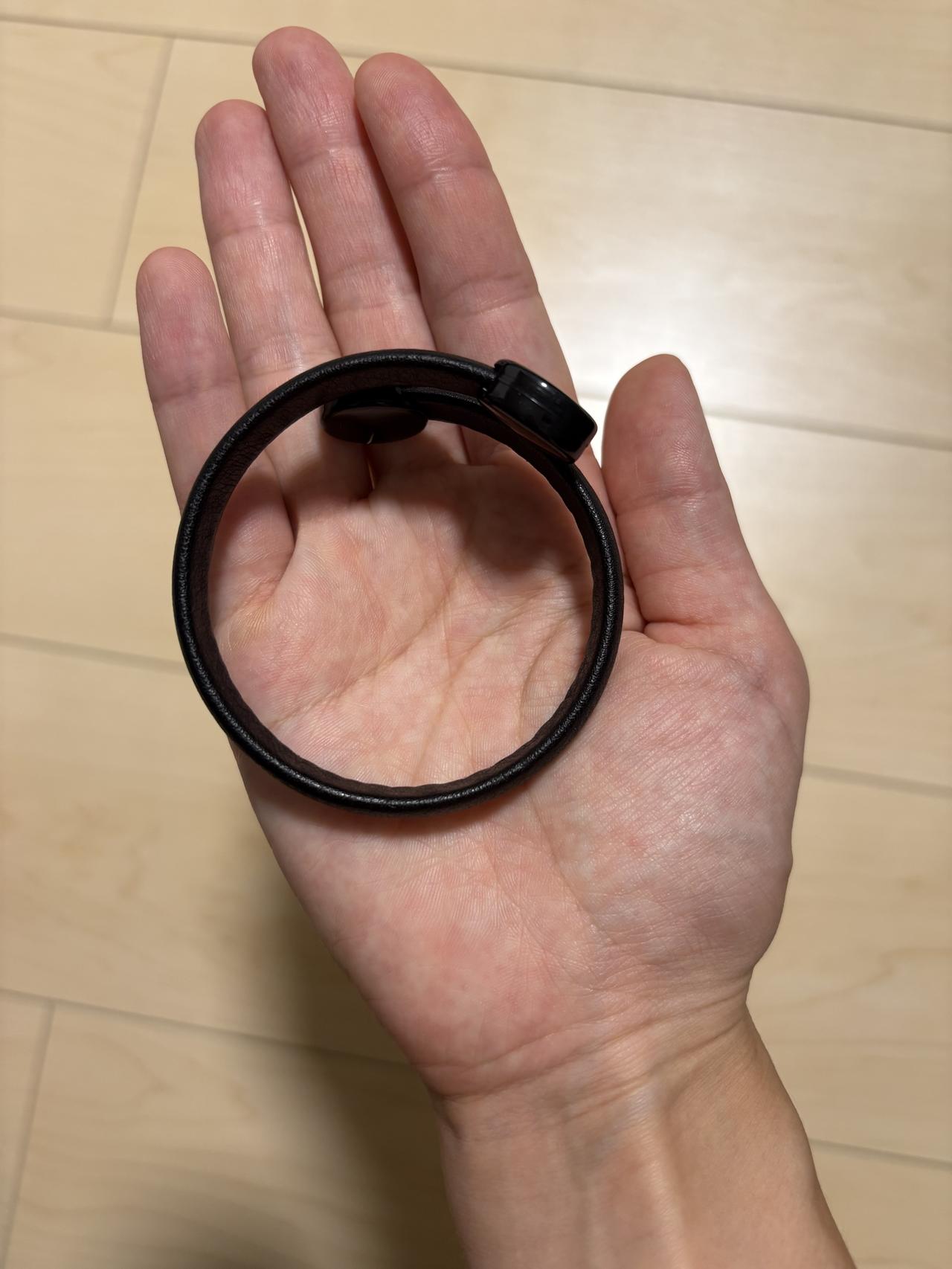 画像2: 【画像①】まくったはずの袖が、また落ちてくる……！