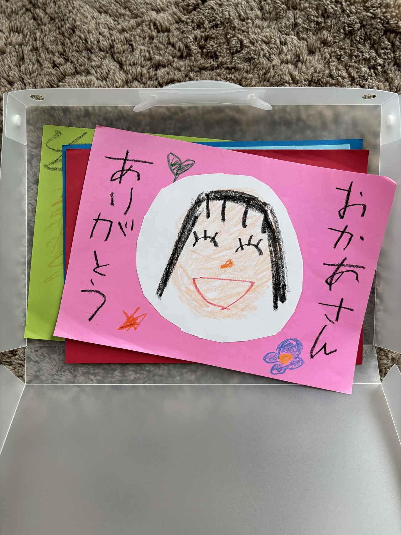 画像: ② クレヨン作品はひと手間かけてから収納