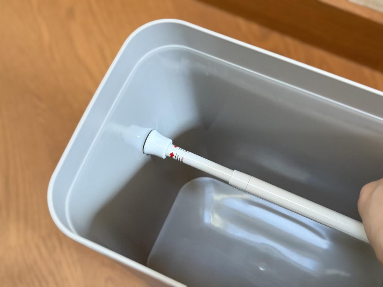 画像2: 突っ張り棒をゴミ箱の中へ