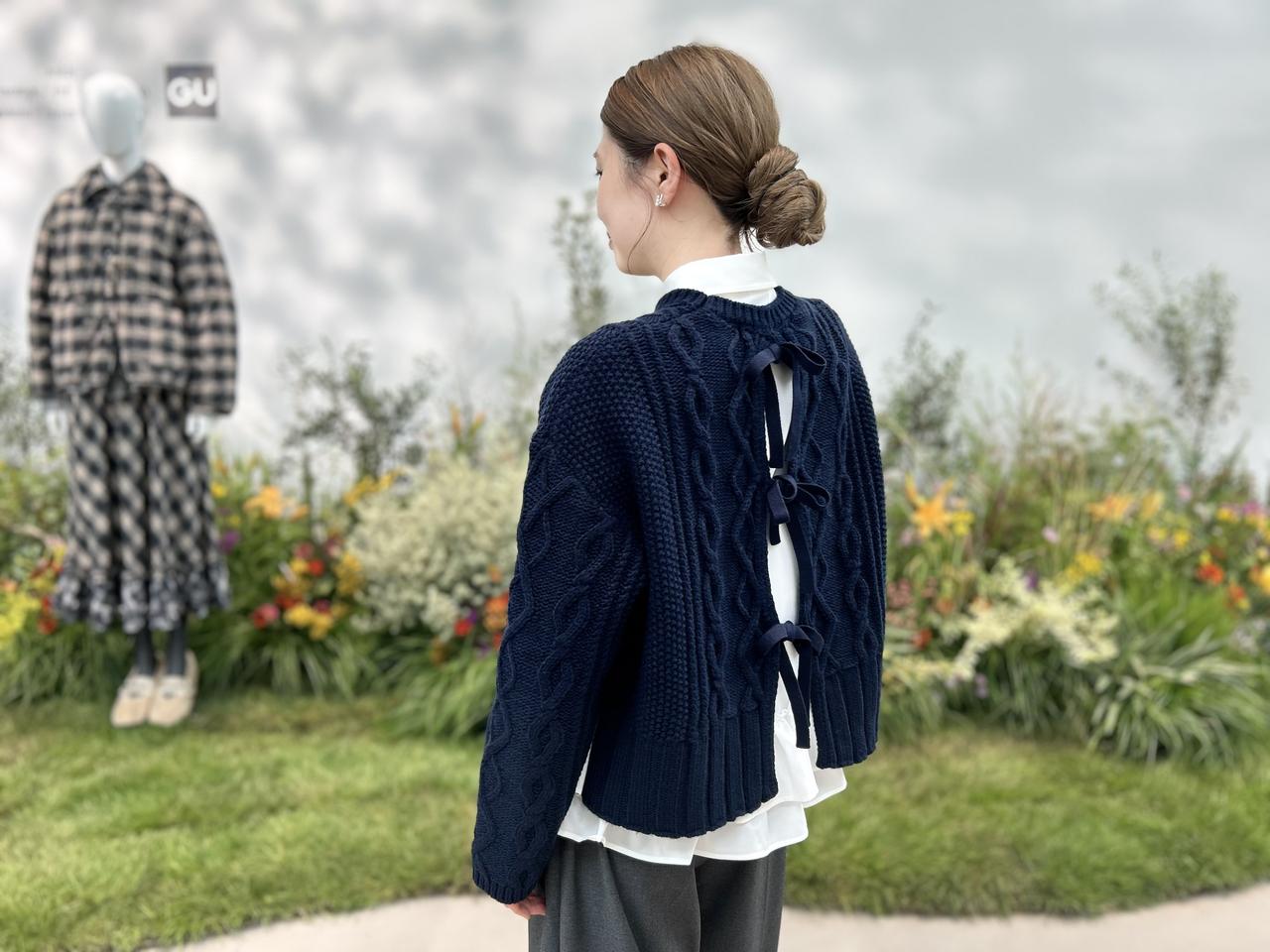 画像2: 【GU×rokh】ケーブルバックリボンセーター by rokh サイズL着用 ¥3,990、フリルシャツ by rokh サイズS着用 ¥2,990 www.gu-global.com