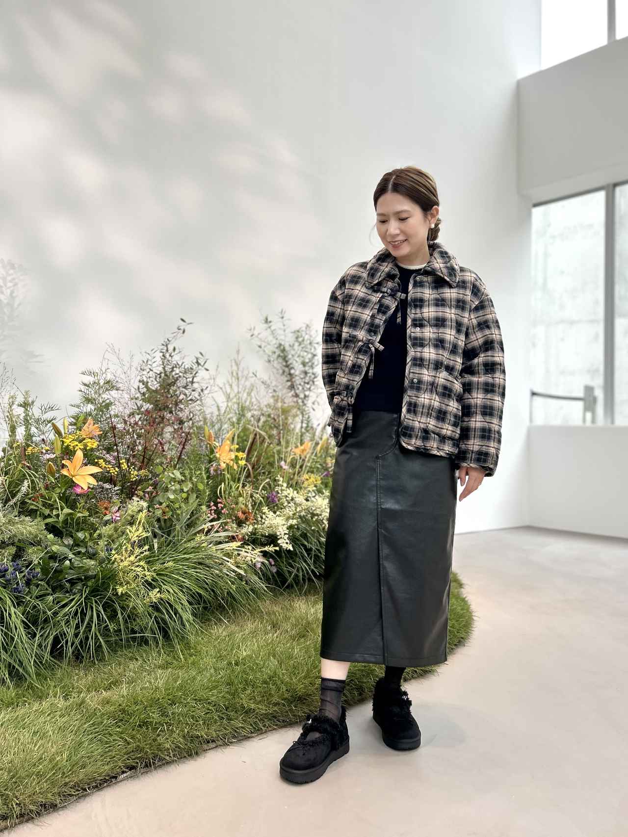 画像: 【GU×rokh】パデッドキルティングブルゾン by rokh (スーパーオーバーサイズフィット) サイズS着用 ¥5,990、パフィータッチニットカラーコンビネーションセーター by rokh サイズS着用 ¥2,990、フェイクムートンメリージェーンシューズ by rokh ¥2,990、【GU】フェイクレザーペンシルスカート サイズM着用 ¥3,990 www.gu-global.com