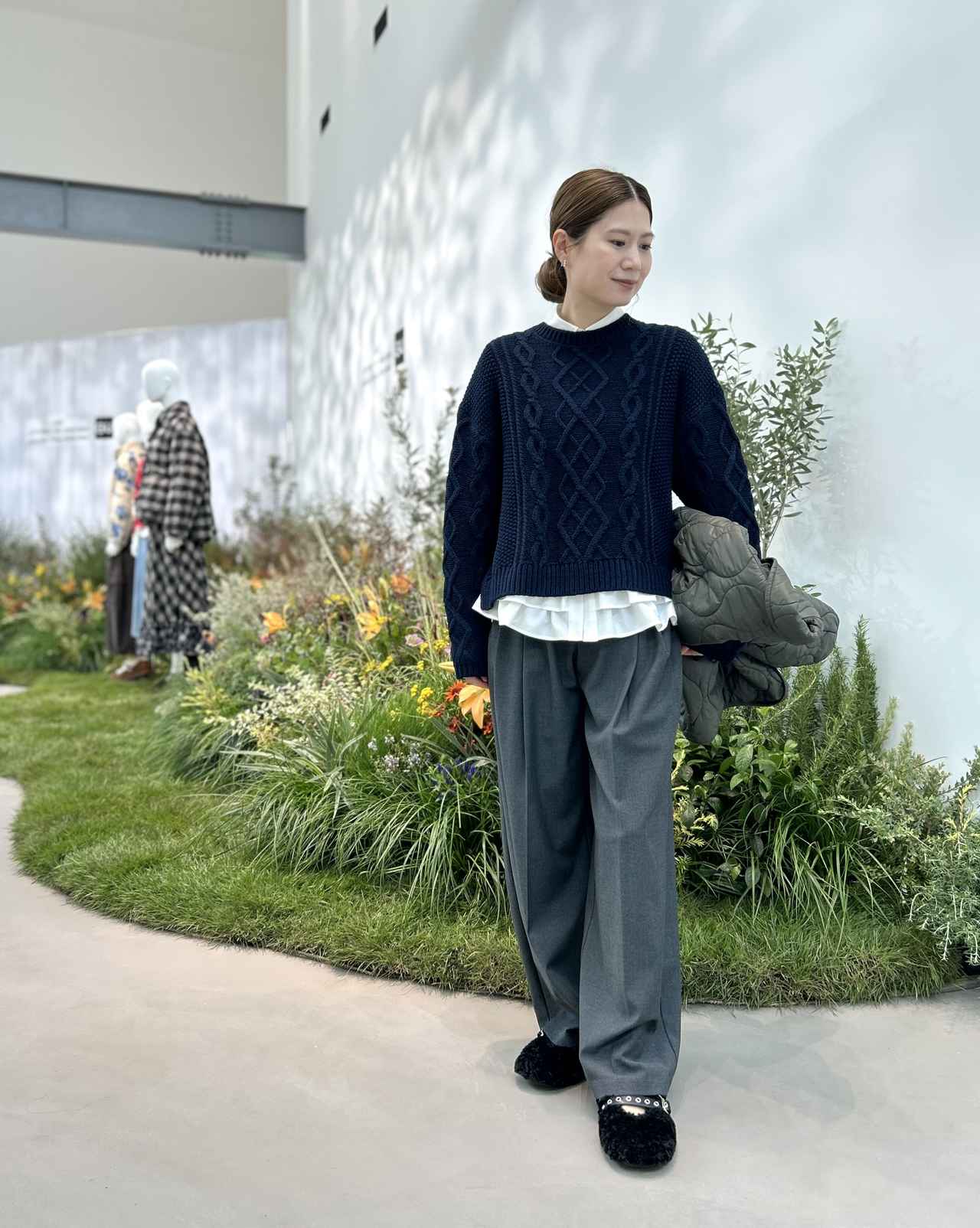 画像: 【GU×rokh】ケーブルバックリボンセーター by rokh サイズL着用 ¥3,990、フリルシャツ by rokh サイズS着用 ¥2,990、フェイクムートンメリージェーンシューズ by rokh ¥2,990、パデッドキルティングブルゾン by rokh (スーパーオーバーサイズフィット) 各¥5,990、【GU】タックワイドパンツ Mサイズ着用 ¥2,990 www.gu-global.com