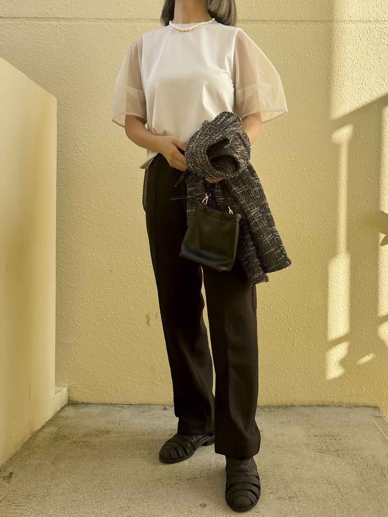 画像: 黒ボトムスで引き締める！ 大人のきれいめ秋コーデ