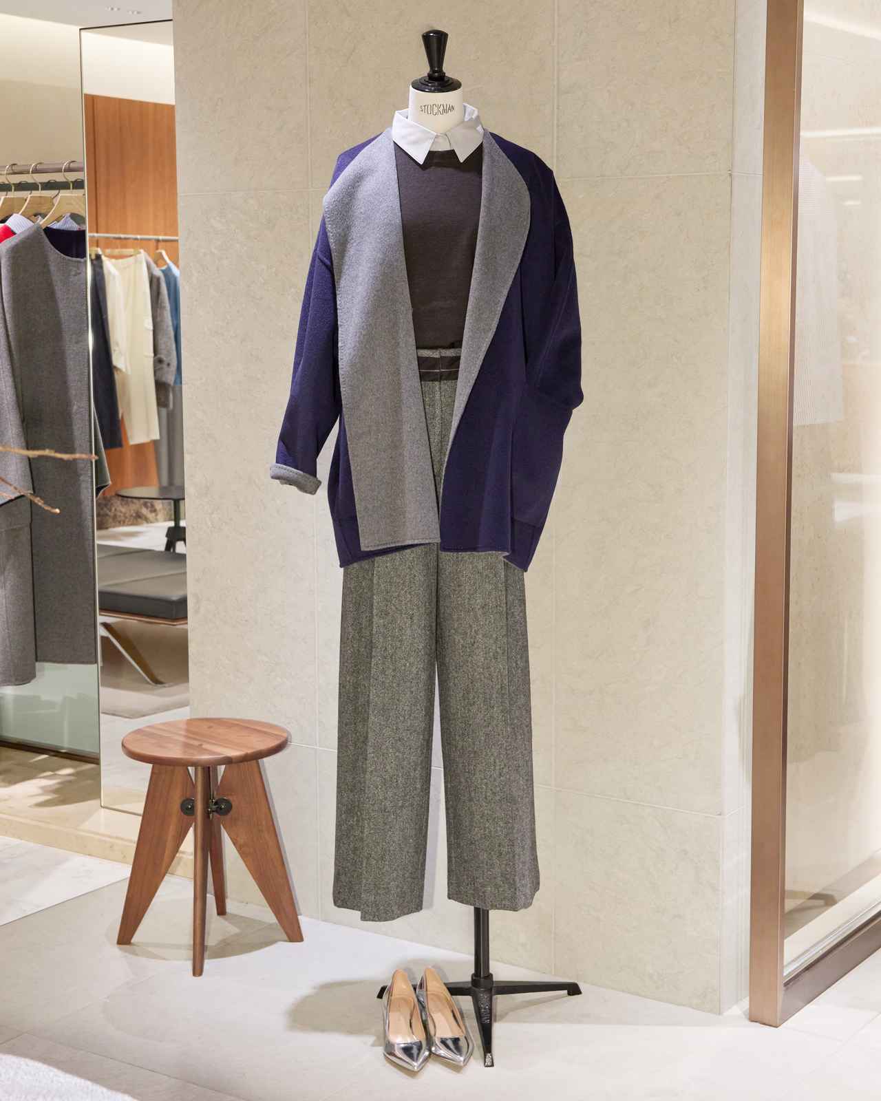 画像: カシミアリバー ノーカラーミドル丈コート¥363,000・デタッチャブルシャツカラー ニットトップス(ブラウン)¥42,900・ホームスパンワイドパンツ¥61,600 www.ebure.jp