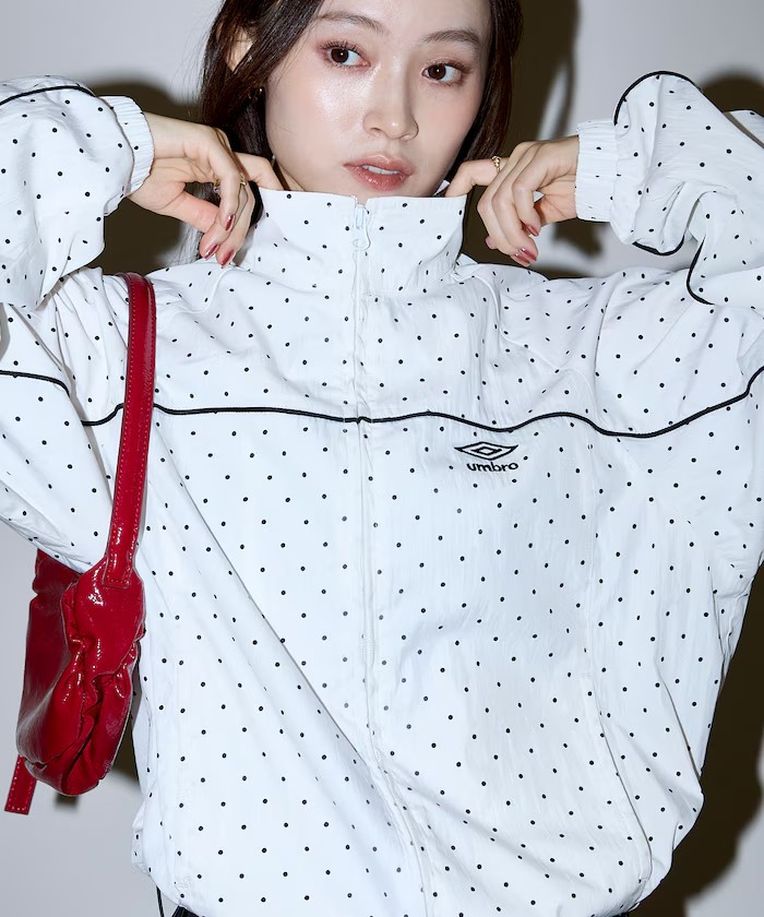 画像: 「別注 ドット パイピング ジャケット」¥16,940【アンブロ×パブリュクス】※2026年12月上旬発売予定 出典:パリゴ