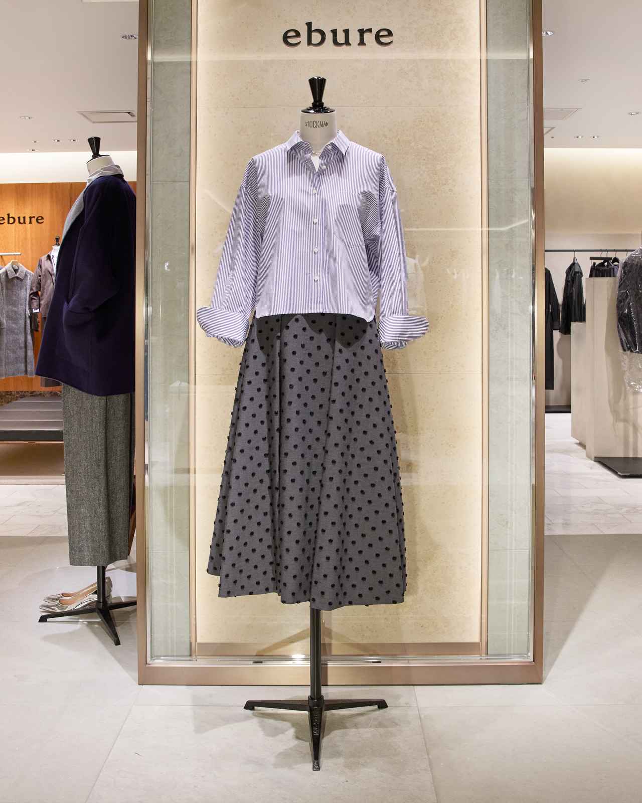 画像: エッセンシャルコットン クロップドシャツ¥50,600・スカート¥187,000 www.ebure.jp
