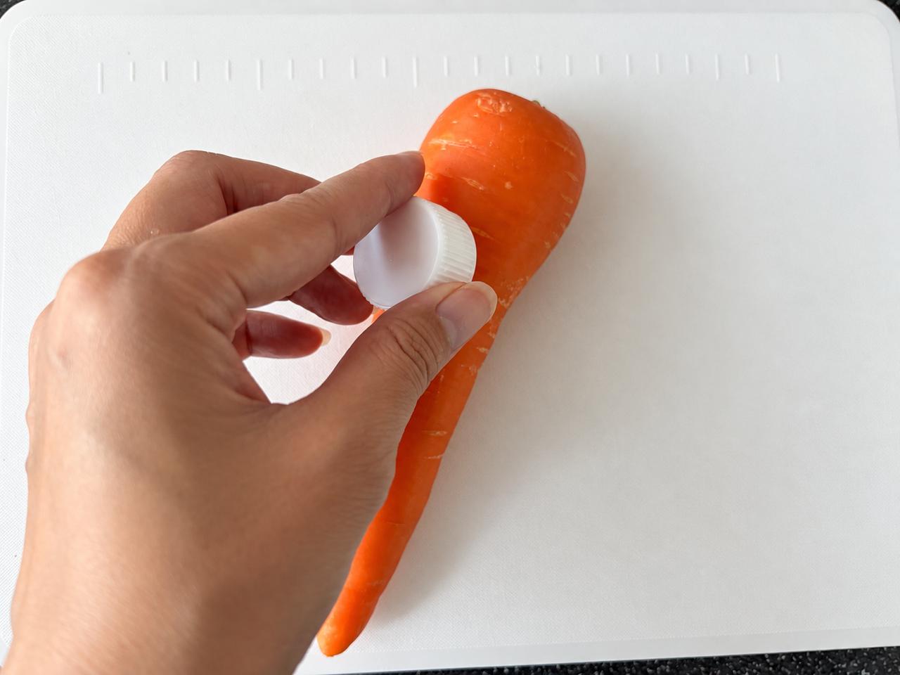 画像1: 【画像②】ペットボトルのキャップで皮をむいてみたら？