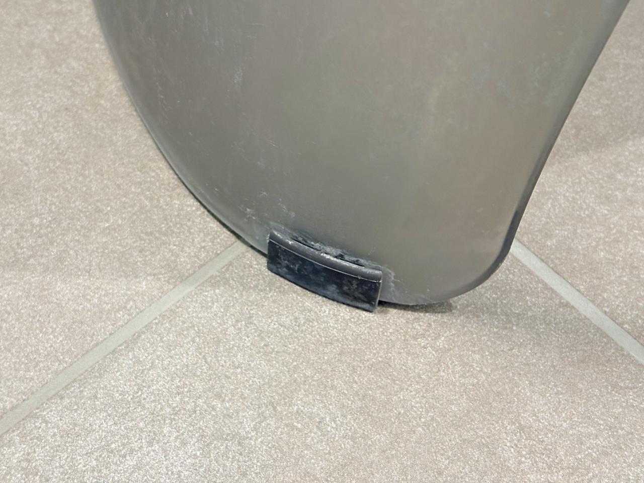 画像2: 椅子の汚れ具合をチェック