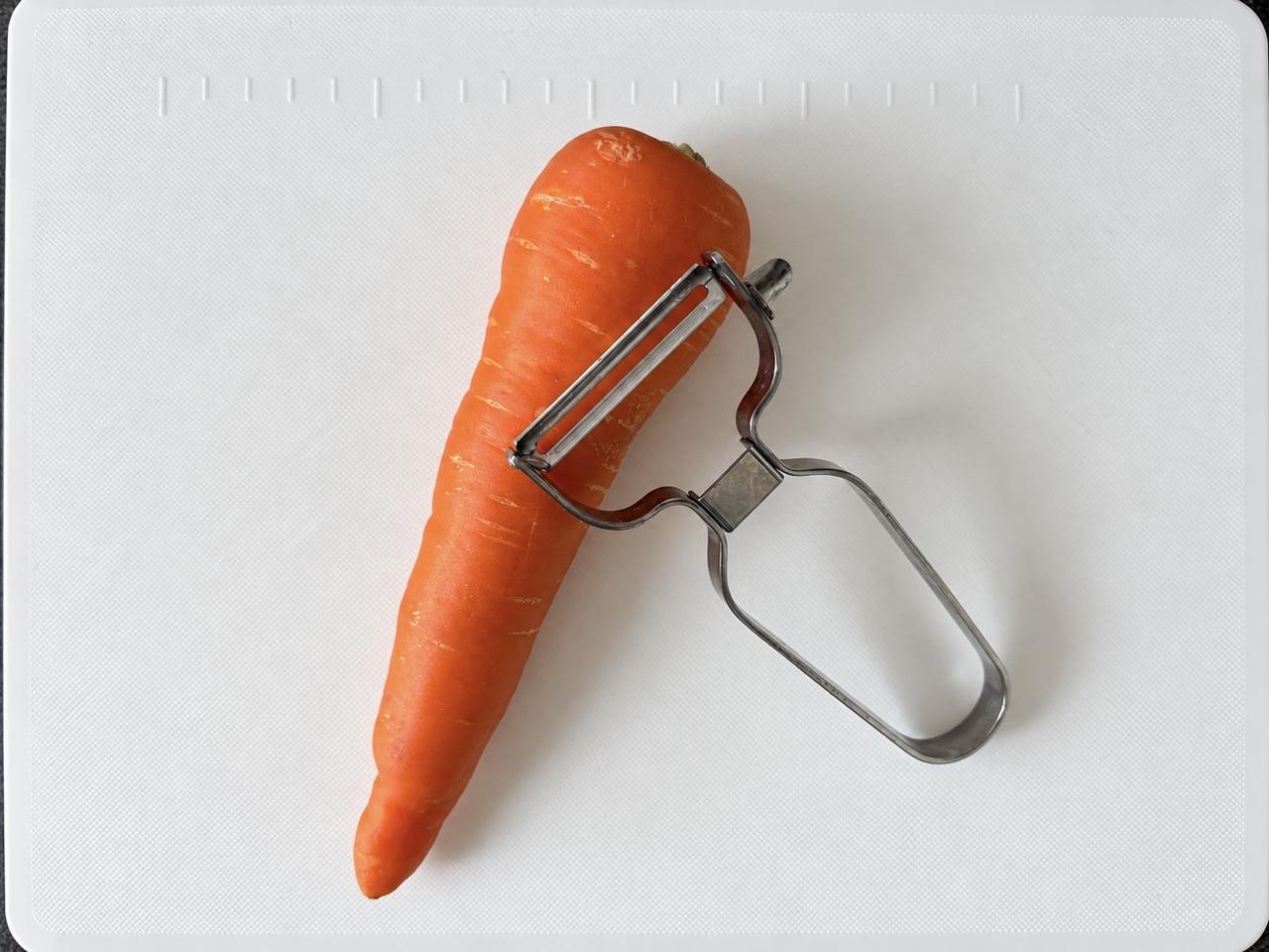 画像1: 【画像①】いつもの方法でにんじんの皮をむいてみた