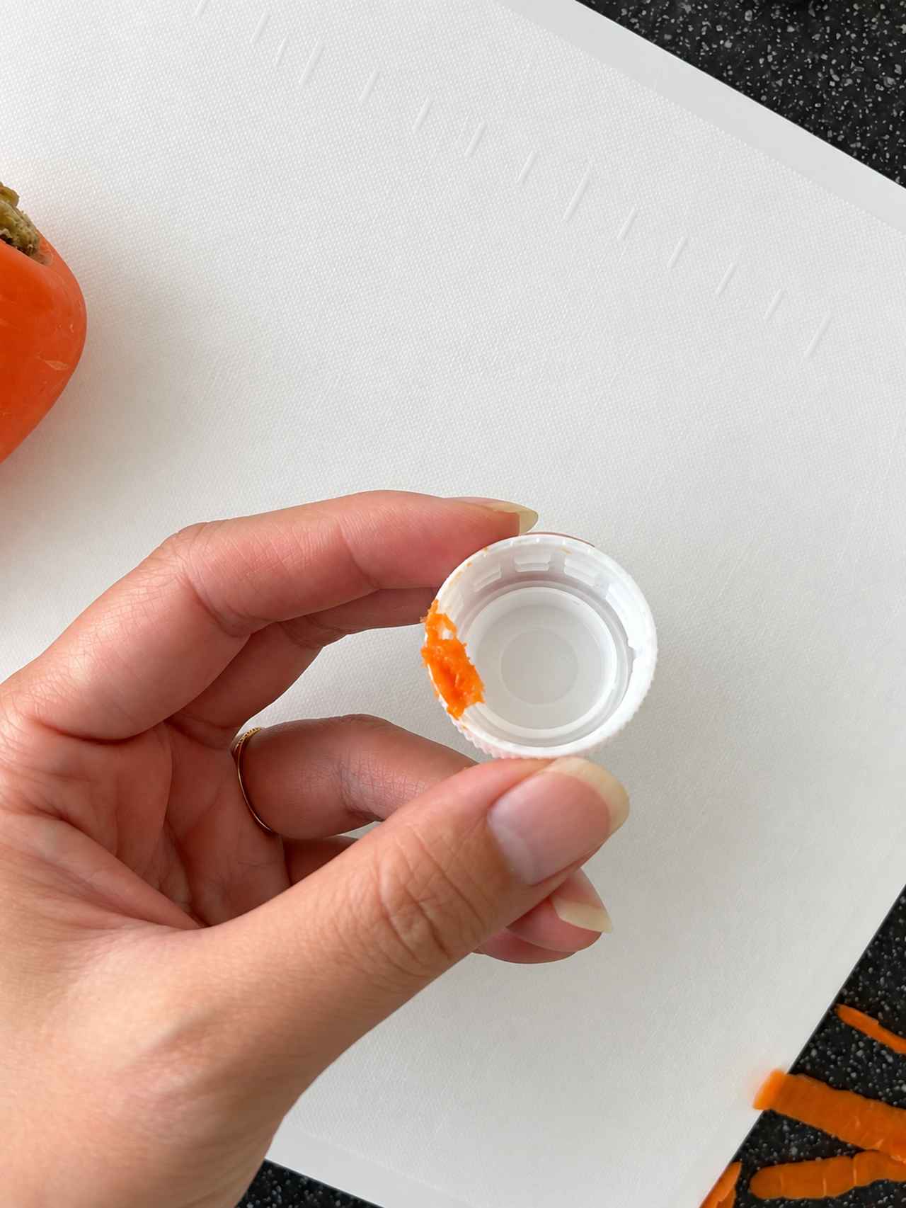 画像2: 【画像②】ペットボトルのキャップで皮をむいてみたら？
