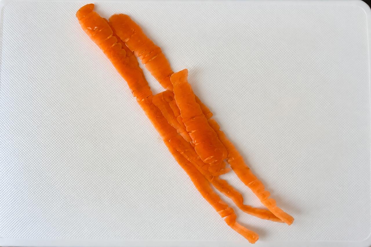 画像2: 【画像①】いつもの方法でにんじんの皮をむいてみた