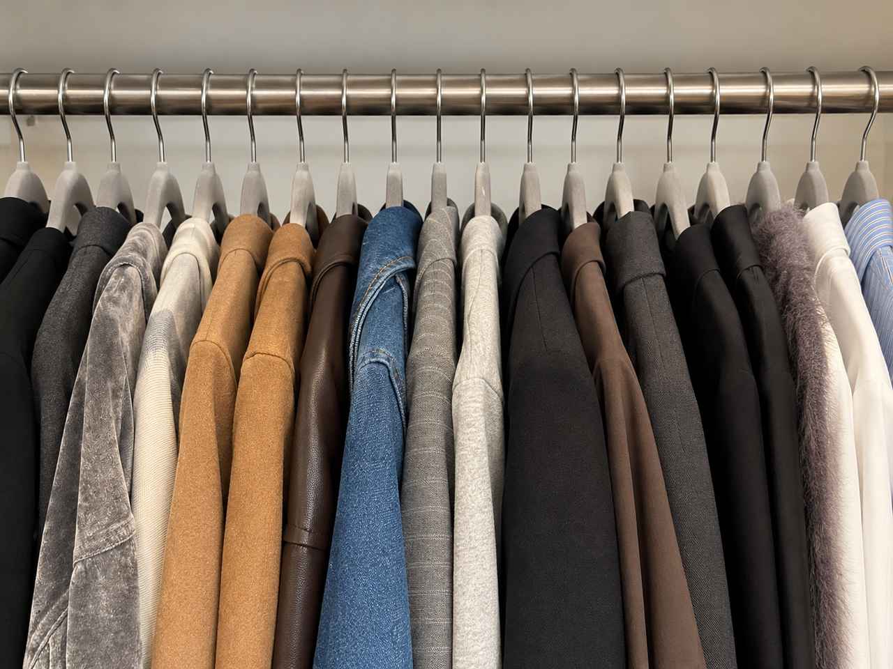 画像: 【画像①】服がぎゅうぎゅう! 着たいものが見つからない……