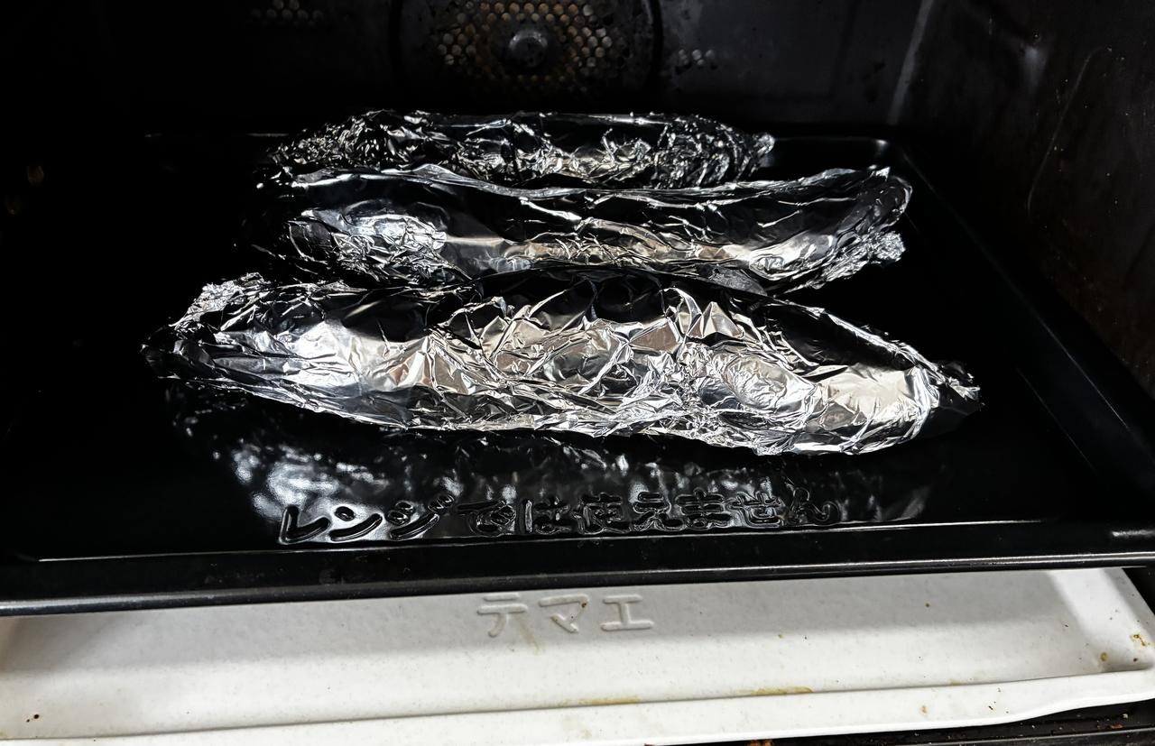 画像: 【画像②】3本のさつま芋をオーブンで焼きます