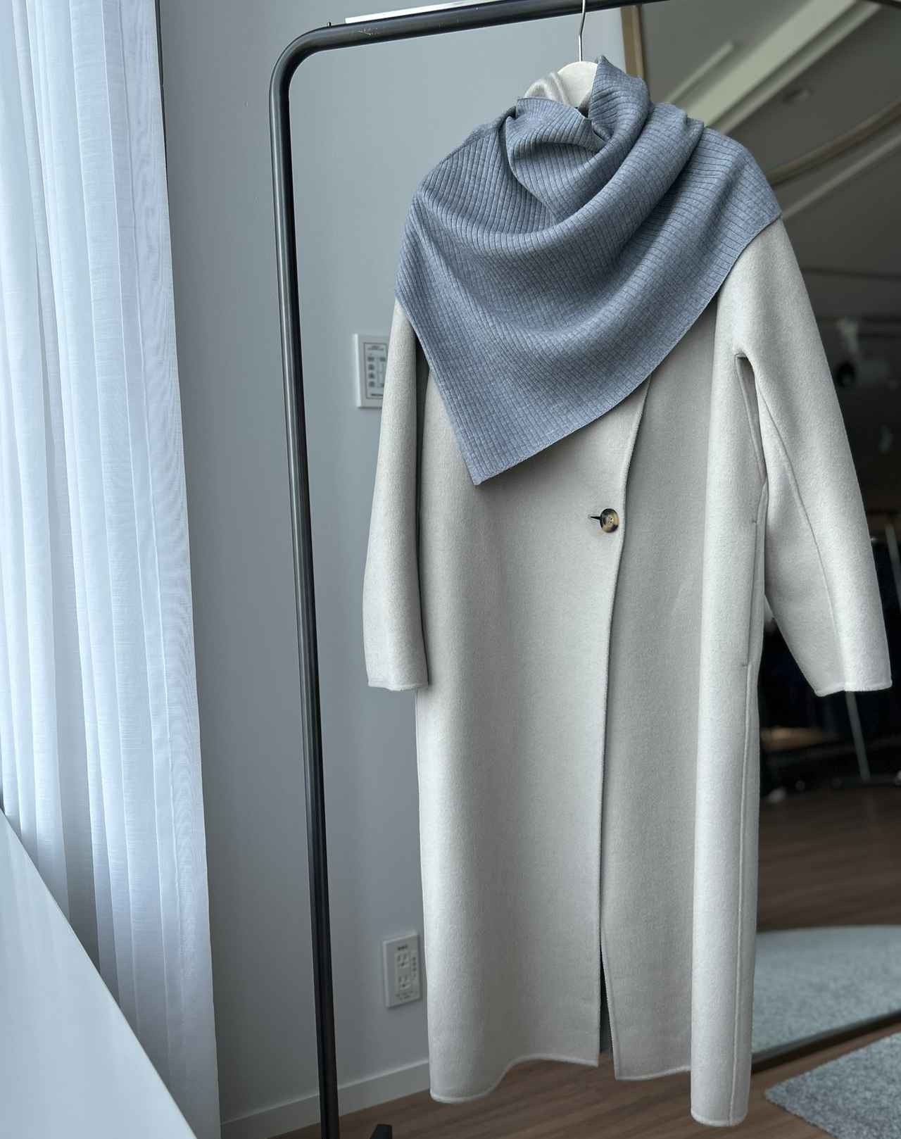 画像: 【PLST】メリノウールブレンドニットスヌード¥6,990、ウールリバー2WAYネックロングコート¥27,000 www.plst.com