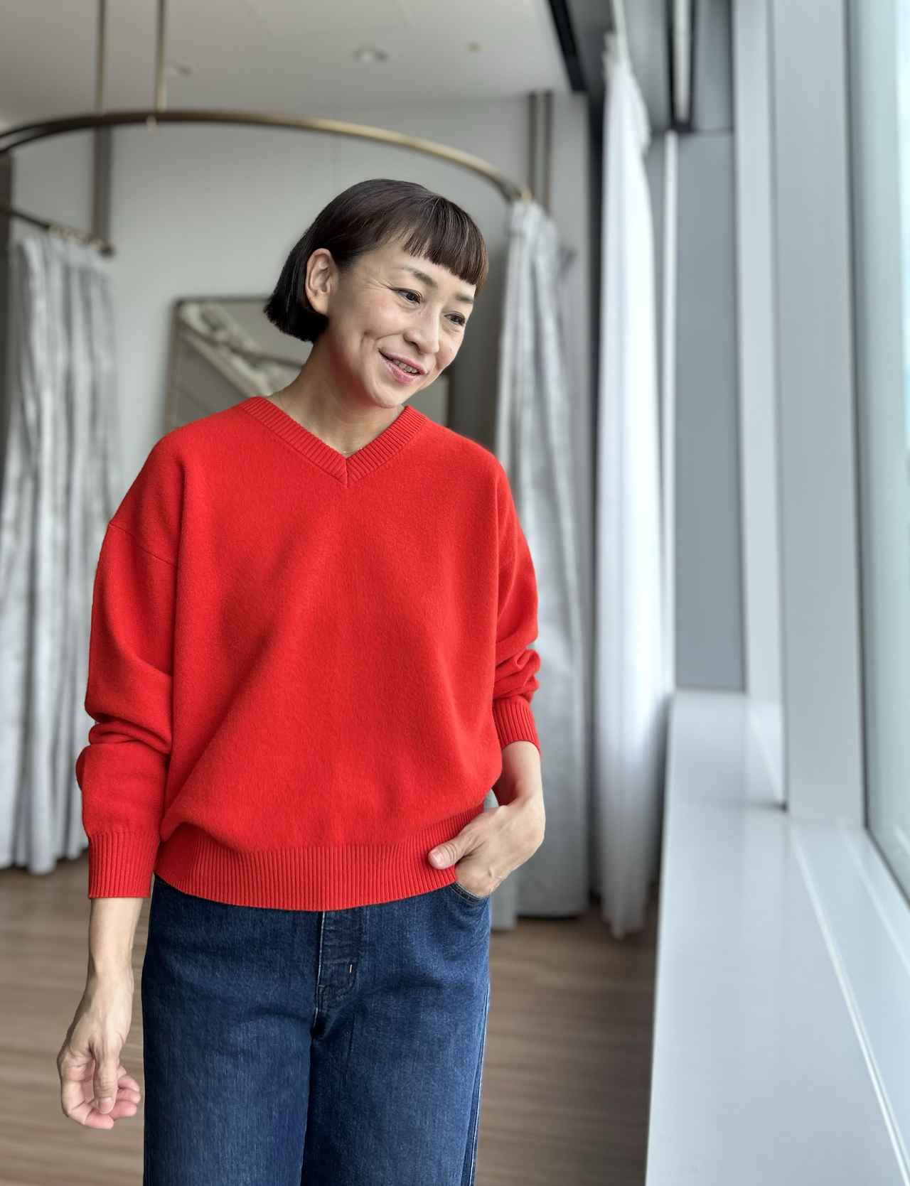 画像: 【PLST】ソフトボイルドメリノウールVネックセーター(Mサイズ着用)¥8,990、3Dフレアジーンズ(Lサイズ着用)¥11,000 ※佐藤さんの身長165㎝ www.plst.com