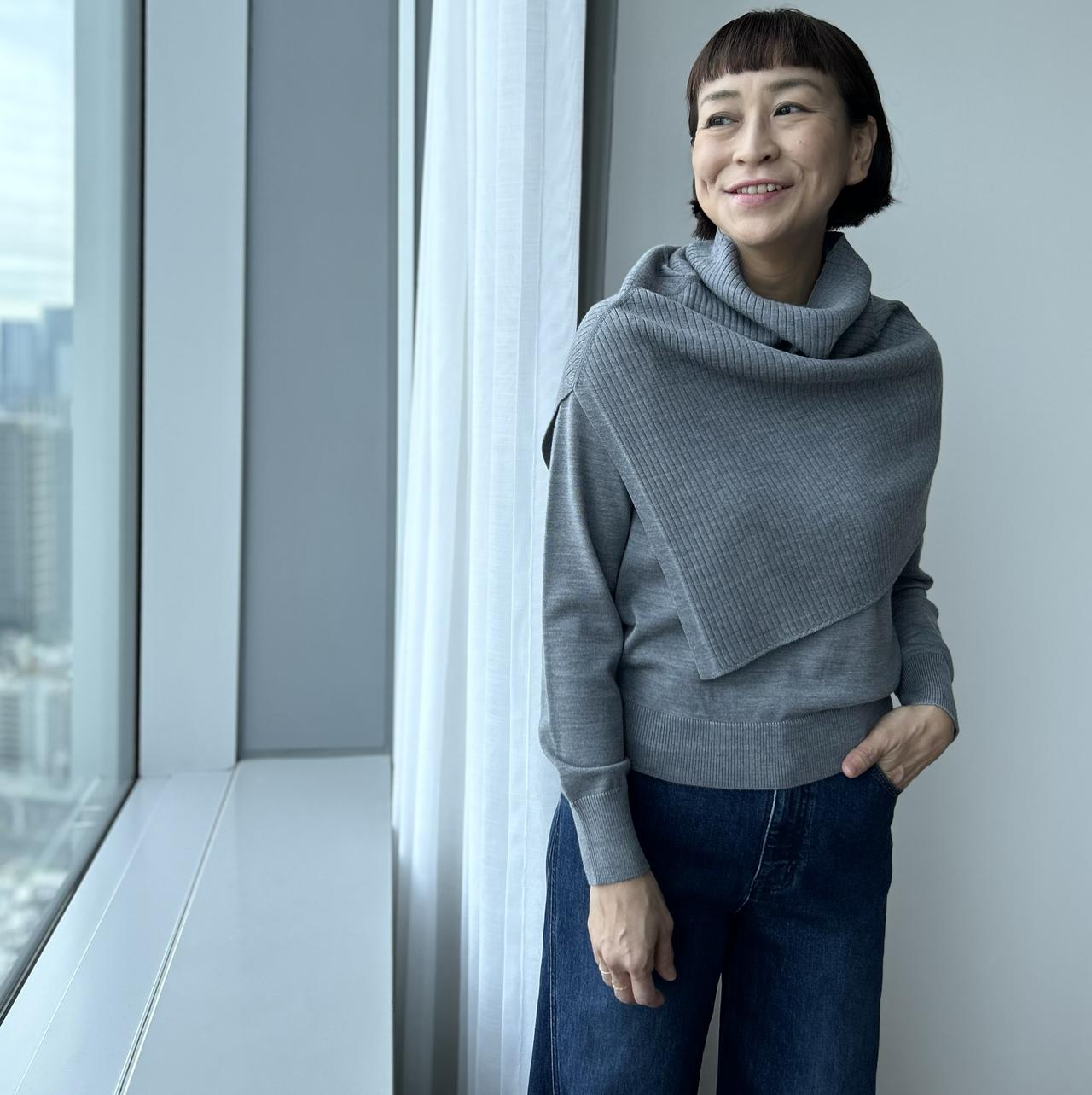 画像: 【PLST】メリノウールブレンドニットスヌード¥6,990、メリノウールブレンドクルーネックセーター(Mサイズ着用)¥8,990、3Dフレアジーンズ(Lサイズ着用)¥11,000 ※佐藤さんの身長:165㎝ www.plst.com