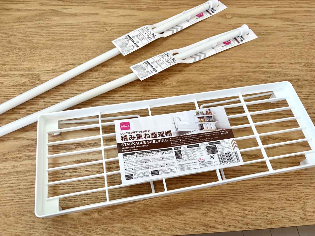 画像: 【ダイソー】「積み重ね整理棚」¥110（税込） 【ダイソー】「白い伸縮式つっぱり棒」¥110（税込） ftnews.jp