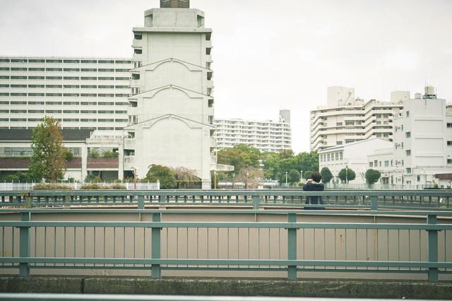 画像: 数年前から実家の近くに住んでいるものの、自宅は駅をはさんで反対側。駅から実家方面まで、こうしてのんびり歩くのは久しぶりだという