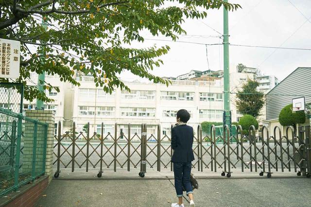 画像: お父さんが通っていた小学校。忍さんにとっても母校で、訪れるのは数十年ぶり。当時木造だった校舎は、立派な建物になっていた