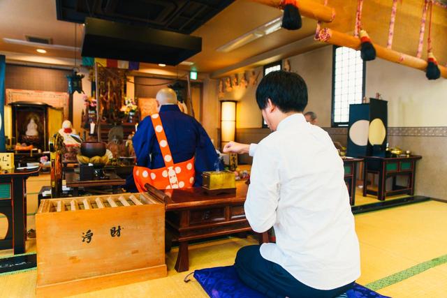 画像: ▲人形たちに感謝しながら焼香する筆者