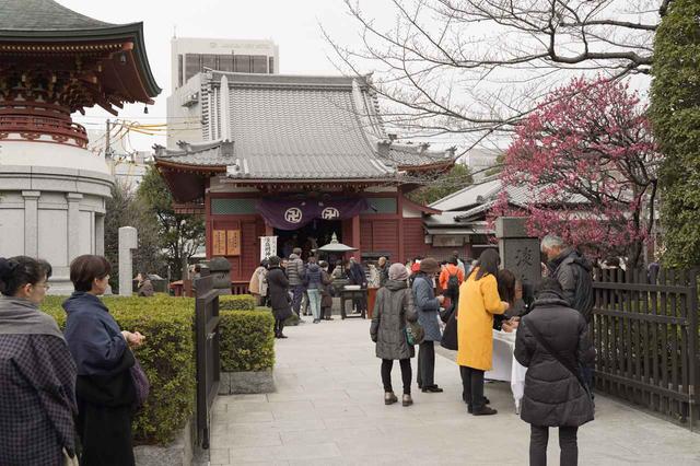 画像2: 30丁分の大きなお豆腐に針を刺す不思議な光景