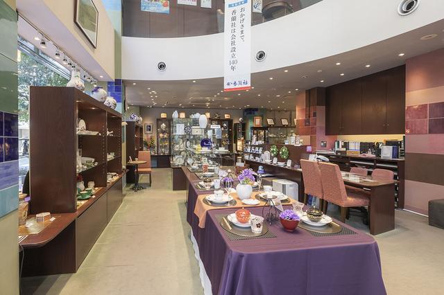 画像: 銀座香蘭社のショールーム。1階は食器や花瓶、骨壷は2階でゆっくり選ぶことができる