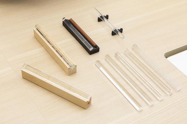 画像: おりんとりん棒を乗せる台の試作品。「おりんとりん棒を対等に扱うアイデアからスタートしたんですけど、スペースを取るので、りん棒を水平鈴の台に収納する形になりました」