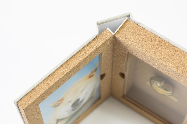 画像: 写真側とミニ骨壷側ではコルクの厚みが異なる構造は、とても難易度が高い。ここに神原独自の技術が結集されている。