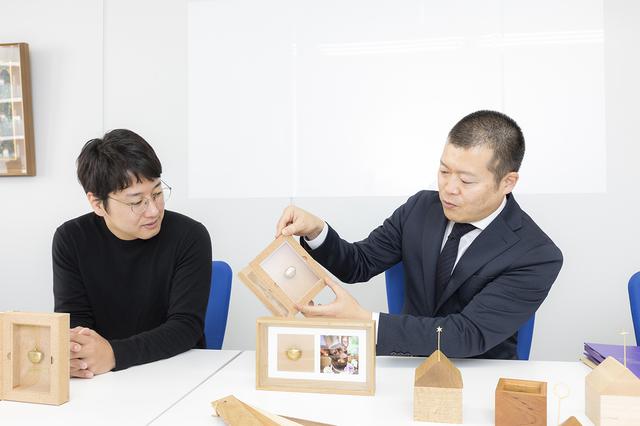 画像: BOOKには絶対、コルクを使いたいと思った山口さん。手仕事の職人とともに、こだわりの技術を織り交ぜて思いを実現したそう。