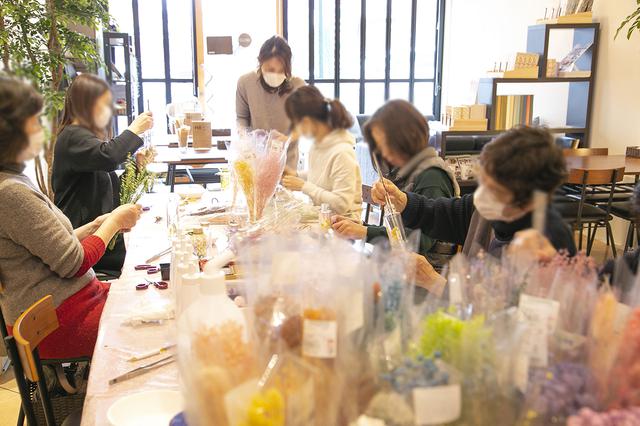 画像: 先生が一人一人のそばを回りながらアドバイスをしてくれるので安心
