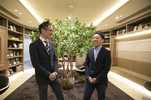 画像: 鎌倉新書の太田智志さん(右)と井野貴亮さん(左)。お客様に喜んでいただいた思い出話に思わず笑顔
