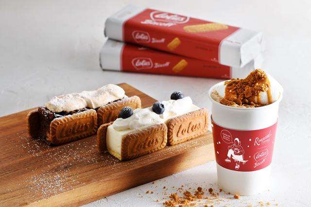 画像: スティックチーズケーキ with ロータス ビスコフ 430円 スティックチョコレートケーキ with ロータス ビスコフ 430円 ※東急東横店のみ オリジナルのチョコレートケーキ、チーズケーキをビスコフでサンドしました。仕上げにチーズケーキには生クリームとブルーベリー、チョコレートケーキにはビスコフ風味の生クリームをトッピング。気軽に楽しめるワンハンドスイーツです。