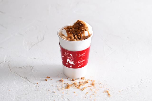 画像: カフェモカ with ロータス ビスコフ 550円 自家焙煎のエスプレッソを使ったカフェモカに、別添えのロータス ビスケットスプレッドのシロップを足しながら楽しむ、カスタムドリンク。冬らしくマシュマロをダイナミックにトッピング。 シロップを足すごとに、ロータスの風味を楽しめる"飲むロータス ビスコフ"です。