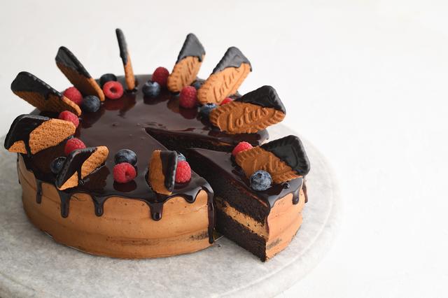 画像: コーヒーケーキ with ロータス ビスコフ 460円/1カット ブラックココアとコーヒー風味の生地に、ロータス ビスケットスプレッドを合わせた自家製クリームでコーティング。チョコレートやベリー、ロータス ビスコフで彩りました。コーヒー風味と、ロータスの程よいシナモンの風味がマッチする、スイーツです。