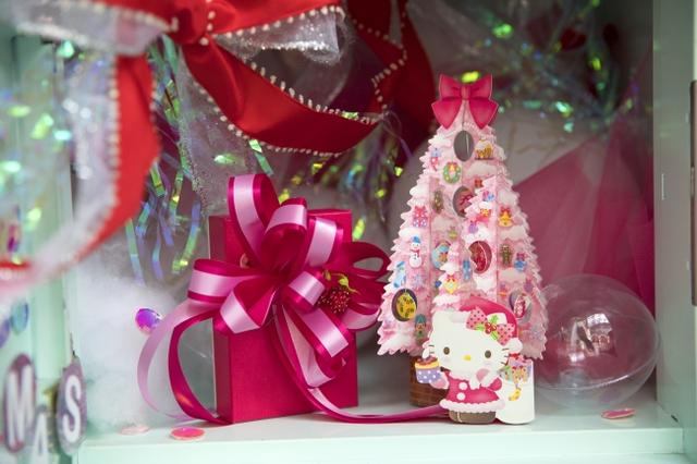 画像: リボンやバルーンのほか、ハローキティのクリスマスカードがセットされています。 ※リボンの付いたプレゼントボックスは参考例