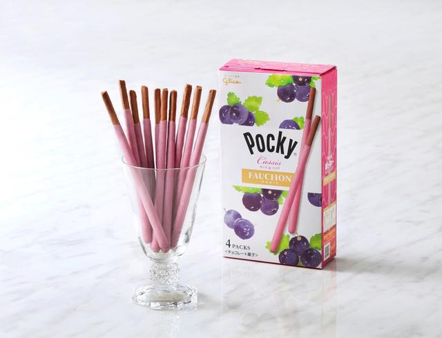 画像: ☆ポッキーフォション<カシス&ココア>(4袋入) 411円(税込) ココアのプレッツェルにカシス風味のチョコレートをコーティングし、華やかな味わいに仕上げました。