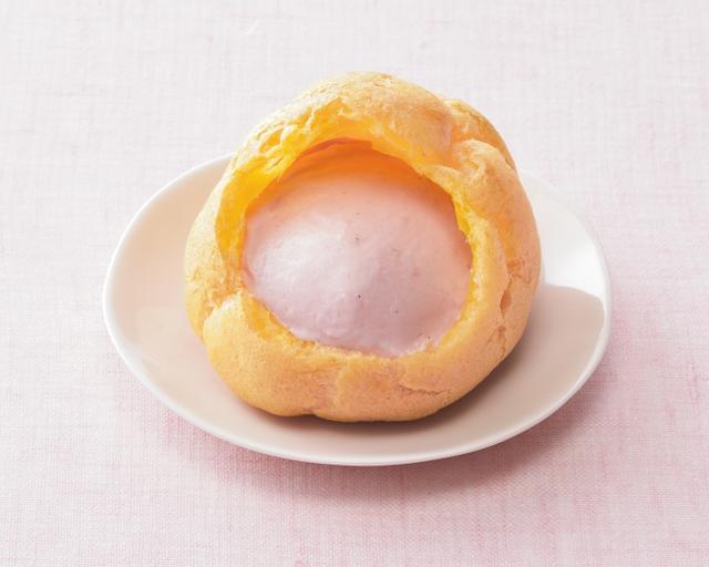 画像: 商品名:「ジャンボシュークリーム(濃い苺味)」 価 格: 1個 ¥140(税込¥151) 販売期間: 2019年1月6日~2月3日頃 特 長: 苺が濃い!甘酸っぱい苺の風味とまろやかな口あたりがクセになる、春を味わう苺のシュークリーム。
