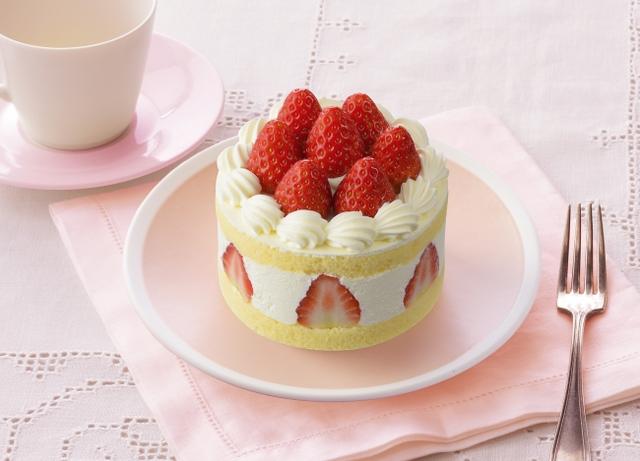 画像: 商品名:「紅ほっぺのストロベリープリンセス」 価 格: 1個 ¥1,500(税込¥1,620) 販売期間: 2019年1月11日~2月3日頃 特 長: 甘みと酸味のバランスが絶妙な紅ほっぺ苺をサンドにもトッピングにも贅沢に使いました。紅ほっぺ苺とクリームがとけ合う上品な味わいを心ゆくまで。この季節だけのお楽しみスイーツです。