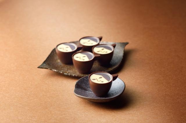 画像: <よーじや> よーじや特製カプチーノチョコレート (5 個入り/限定パッケージ) 税込 1,566 円 カフェで人気のカプチーノをそのままチョコに。ヒアルロン酸入り。