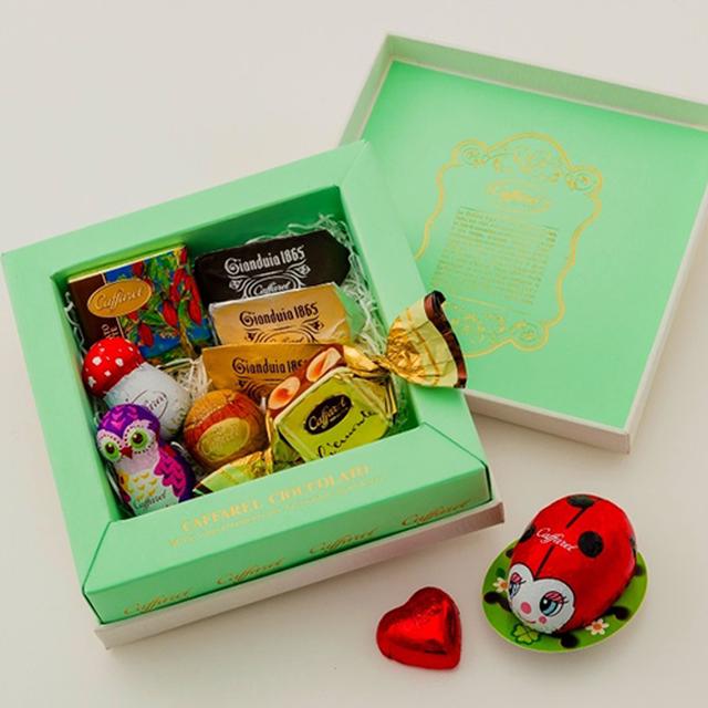 画像: 商品名:オリジナルギフト ピッコラ ※おすすめ商品 価格 :2,000円(税抜) 内容 :チョコレートアソート 10粒 ふたを開けると鮮やかなミントグリーンのBOXにカファレルの代名詞であるジャンドゥーヤチョコレートをはじめイタリアブランドらしいデザイン性の高いホイルチョコレートを合計10粒アソートしました。ちょっとしたギフトにもおすすめです。