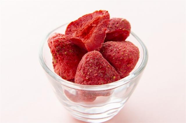 画像: いちごにホワイトチョコレートをしっとりしみ込ませて 契約農家で収穫した生の苺を新鮮なうちにフリーズドライ加工。いちごの甘酸っぱさとホワイトチョコレートのクリーミーさが合わさった濃厚な贅沢スイーツ。 フリーズドライいちご 箱 ¥640/袋 ¥840